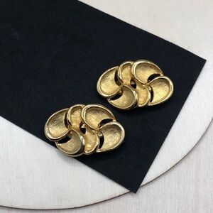 Vintage Musi shoes clips gold tone baroque style.